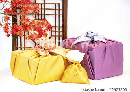 A holiday gift wrapping A holiday gift wrapping 43921203