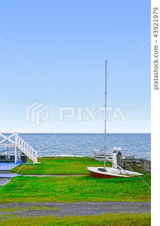 沿海岸區在夏末,與充氣救生艇的風景 沿海岸區在夏末,與充氣救生艇的風景 43921979