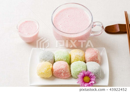 Mochi年糕,草莓汁,背景,三倍,在室內,靜物畫 Mochi年糕,草莓汁,背景,三倍,在室內,靜物畫 43922452