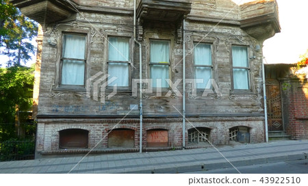 Old turkish house and blue sky 43922510