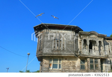 Old turkish house and blue sky 43922513