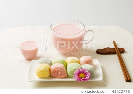 Rice cake, mochi rice cake, strawberry, juice, chopsticks, food, indoors, still life 43922776