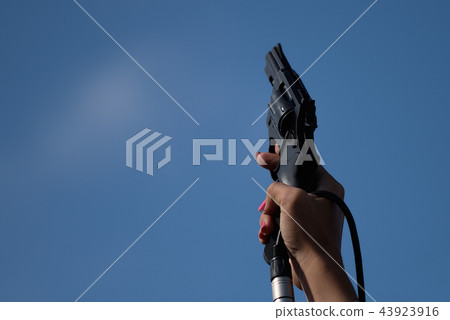 Starting pistol being fired hand 43923916