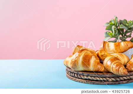 Freshly baked croissants 43925726