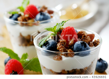 覆盆子和藍莓酸奶凍糕 43926691