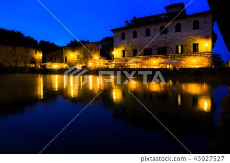 Ancient thermal bath in Bagno Vignoni, Italy 43927527