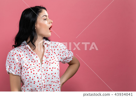 Young woman talking Young woman talking 43934041