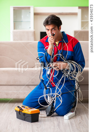 Electrician contractor with tangled cables Electrician contractor with tangled cables 43934073
