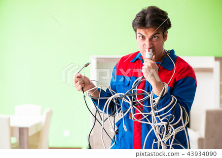 Electrician contractor with tangled cables Electrician contractor with tangled cables 43934090