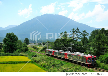 Railway 115 series train that runs behind Kurohimeyama 43936339