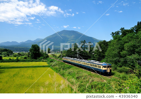 Railway 115 series train that runs behind Kurohimeyama Railway 115 series train that runs behind Kurohimeyama 43936340