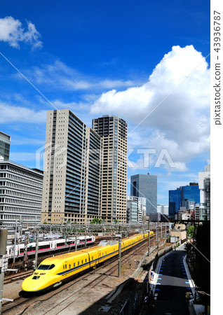 在東京篡改黃色Shinkansen測試車通過一條大廈街道 43936787