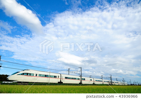 小田急浪漫車VSE穿過秋天的雲層 43936966