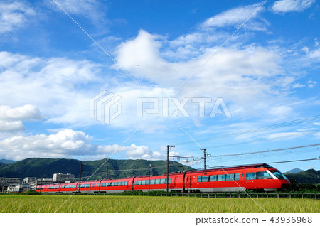 小田急浪漫汽車GSE穿過秋天的雲層 43936968