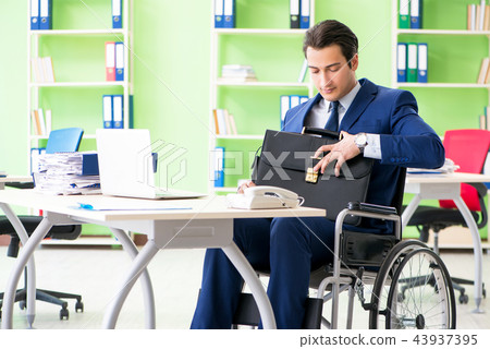 Disabled businessman working in the office 43937395