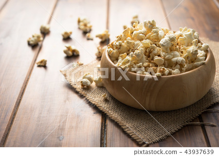 Popcorn in a wooden cup 43937639