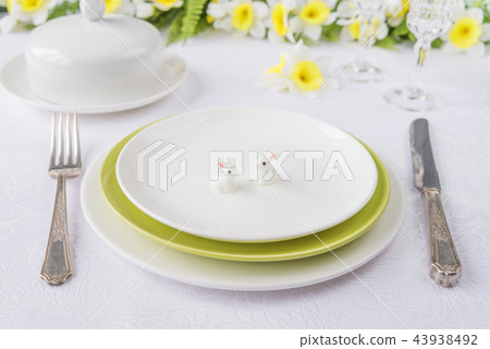 Porcelain plates, silverware and spring flowers 43938492