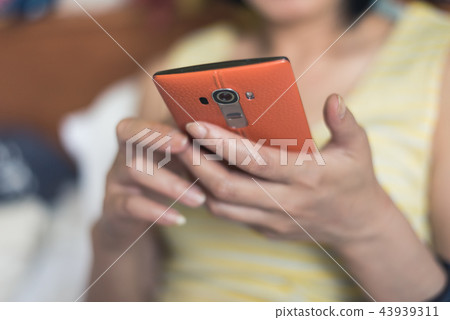 woman using smartphone 43939311