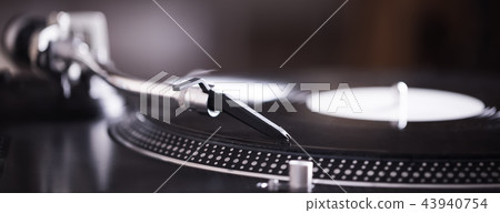 Turntable with black record and headshell Turntable with black record and headshell 43940754