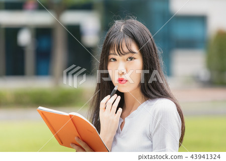 大學生校園年輕女性女性 43941324