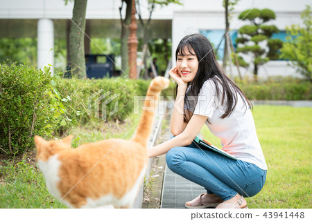 大學生女校園女孩藍色牛仔褲 大學生女校園女孩藍色牛仔褲 43941448