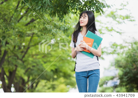 大學生校園年輕女性女人 大學生校園年輕女性女人 43941709