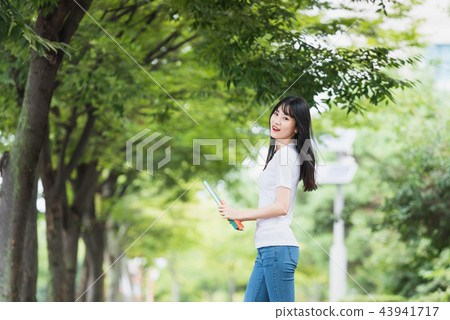 大學生校園年輕女性女人 43941717