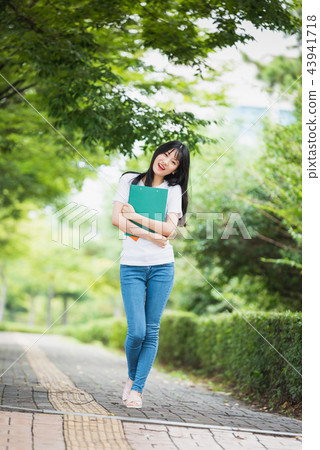 大學生校園年輕女性女人 43941718