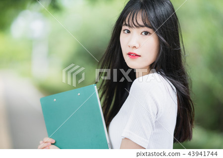 大學生校園年輕女性女人 大學生校園年輕女性女人 43941744