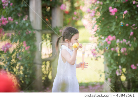 Girl child flower garden Arboretum rose 43942561