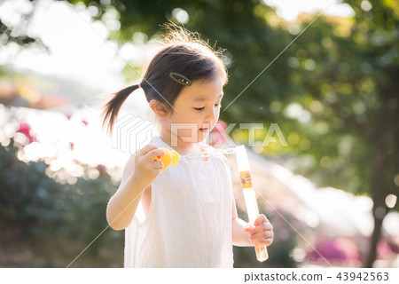 女孩兒童花園樹木園上升了 43942563