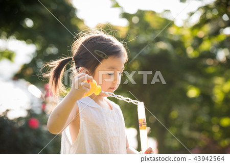 Girl child flower garden Arboretum rose 43942564