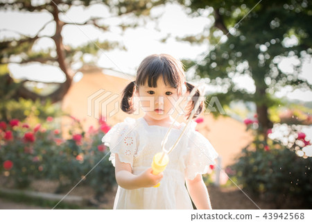 Girl child flower garden Arboretum rose 43942568