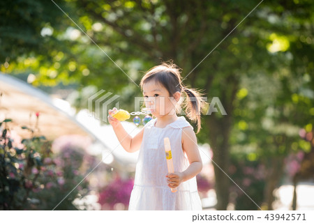 女孩兒童花園樹木園上升了 43942571