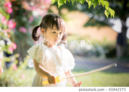 女孩兒童花園樹木園上升了 43942573