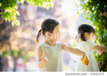 女孩兒童花園樹木園上升了 女孩兒童花園樹木園上升了 43942575