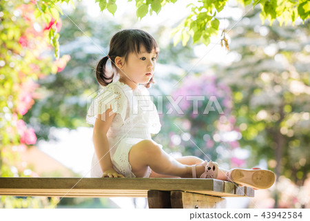 Girl child flower garden Arboretum rose 43942584