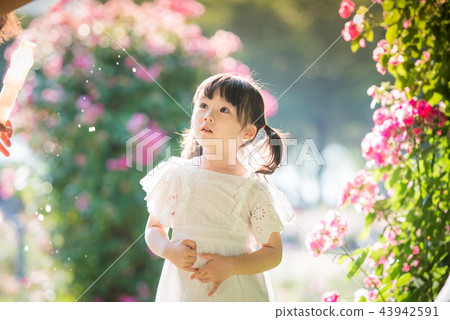 Girl child flower garden Arboretum rose 43942591