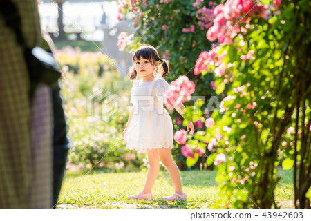 女孩兒童花園樹木園上升了 女孩兒童花園樹木園上升了 43942603