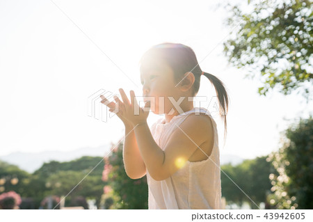 女孩兒童花園樹木園上升了 43942605