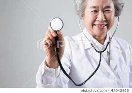 年長醫生，健康檢查畫象 43942816