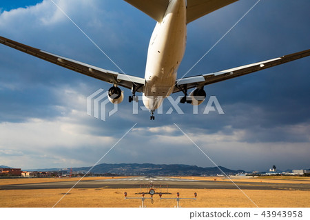 Boeing 777-200 landing (Osaka Airport) 43943958