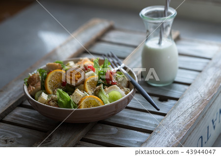Quinoa salad 43944047