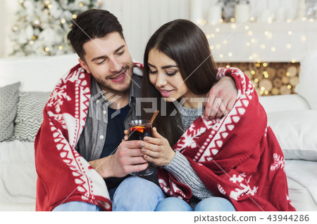 圖庫照片: couple relaxing with glass of warm wine on winter