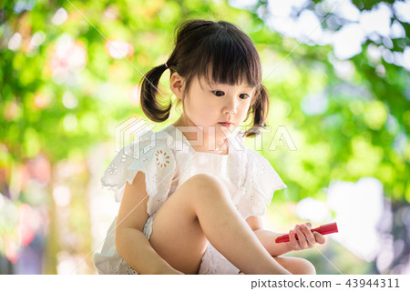 女孩兒童公園遊玩郊遊 43944311