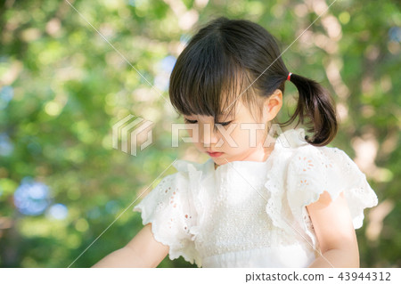 女孩兒童公園遊玩郊遊 女孩兒童公園遊玩郊遊 43944312