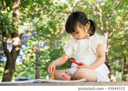 女孩兒童公園遊玩郊遊 女孩兒童公園遊玩郊遊 43944313