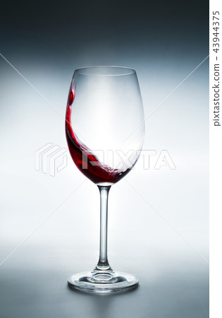 Wine splashing in glass, studio shot 43944375