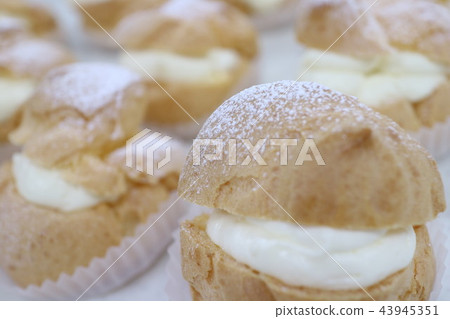 Cream puff 43945351