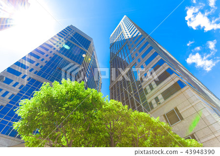看摩天大樓的辦公室鎮的風景 看摩天大樓的辦公室鎮的風景 43948390